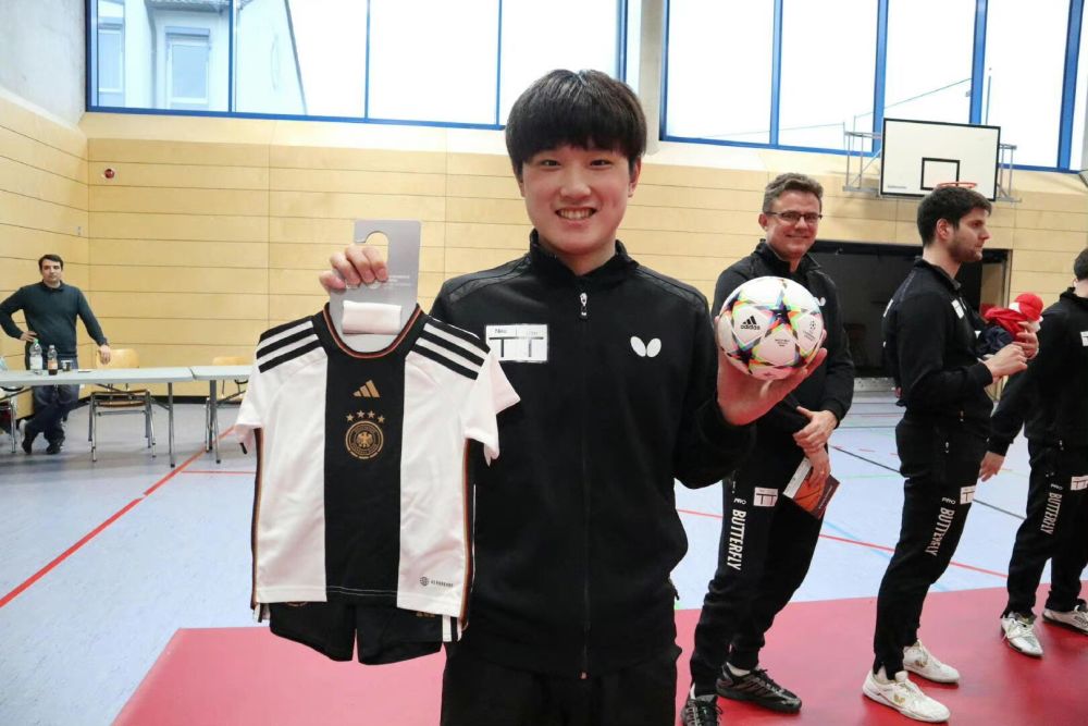 关于波兰乒乓球队完胜日本乒乓球队，奥恰洛夫统治全场的信息