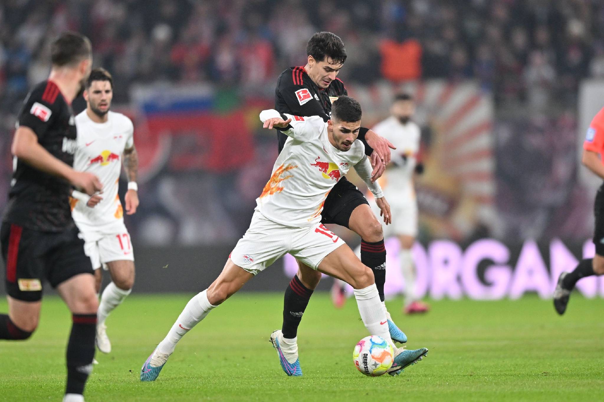 包含意大利血洗莱比锡红牛，恩昆库打破历史纪录的词条