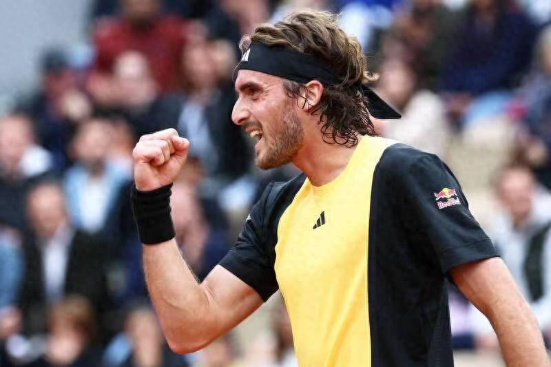 包含西班牙网球队完胜英国网球队，西西帕斯爆发神勇的词条