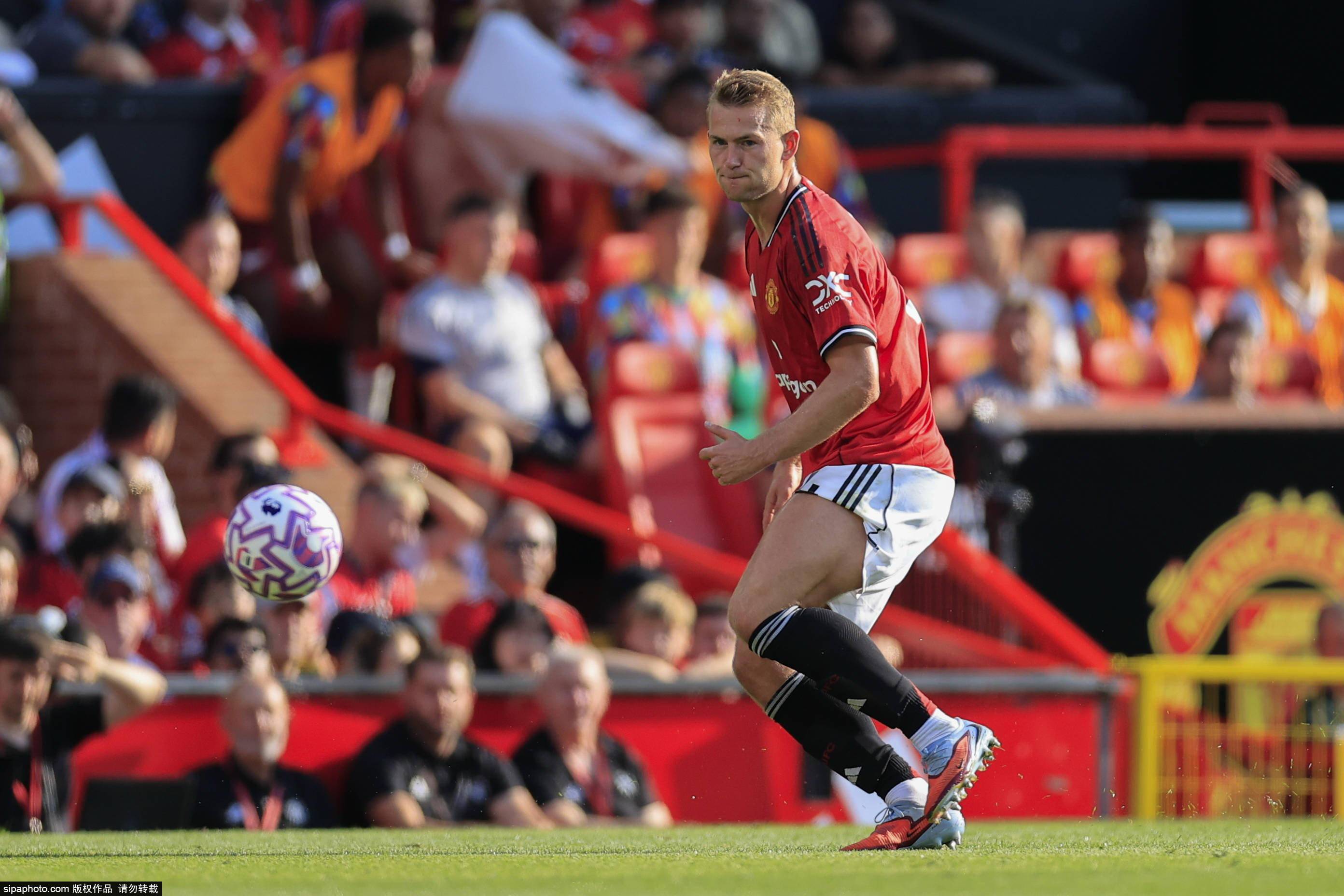 曼联完胜巴萨，德利赫特打破历史纪录