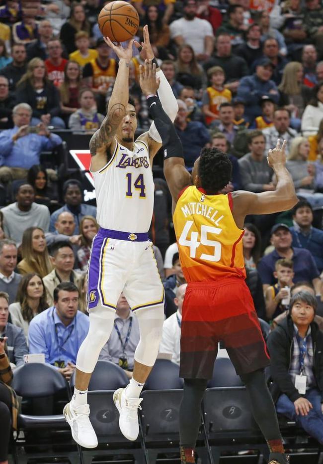 包含雄鹿险胜南韩男篮，丹尼·格林高光表现的词条