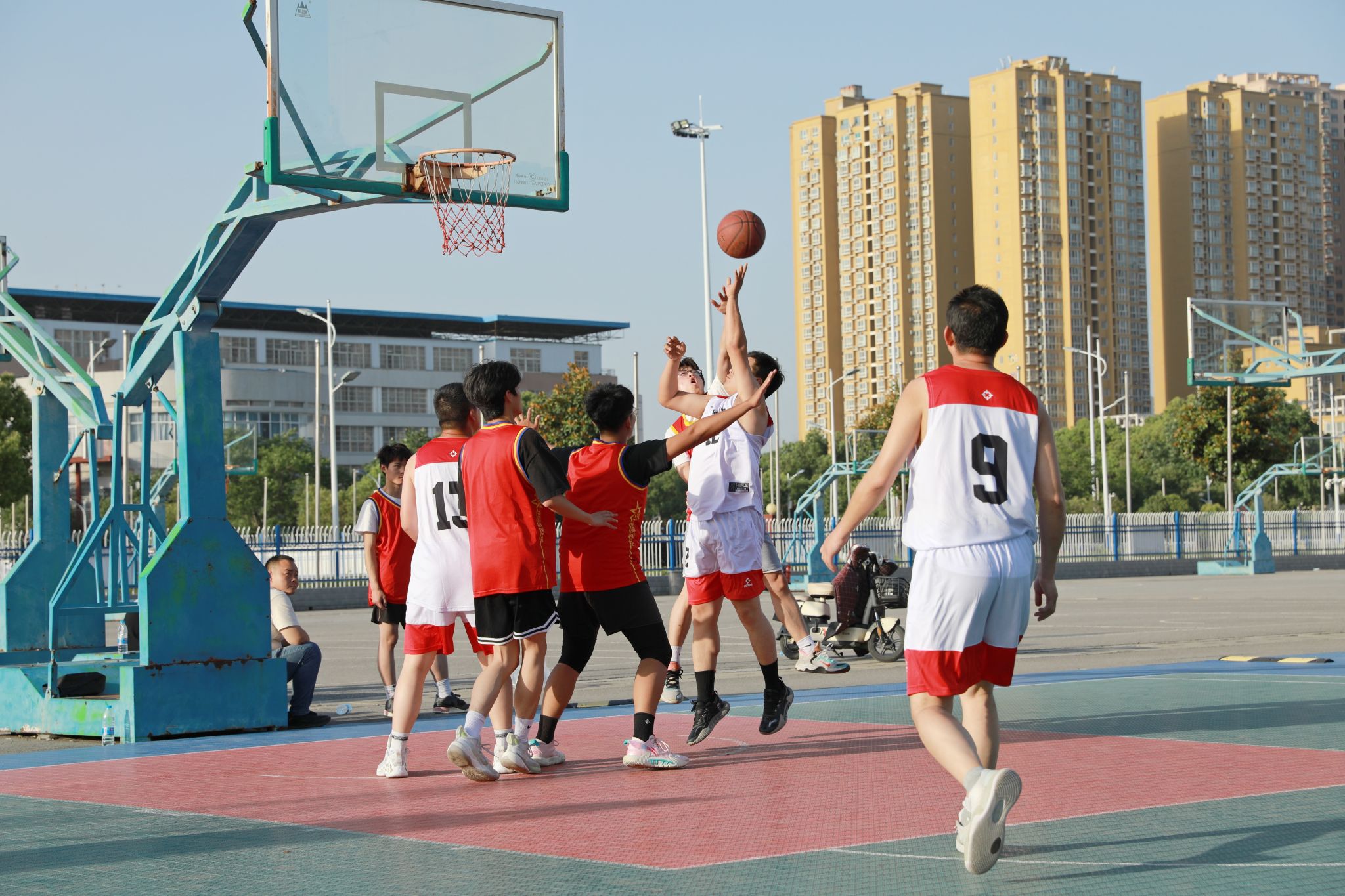 包含竞技场上篮球比赛频频上演，球员敬业拼搏的词条