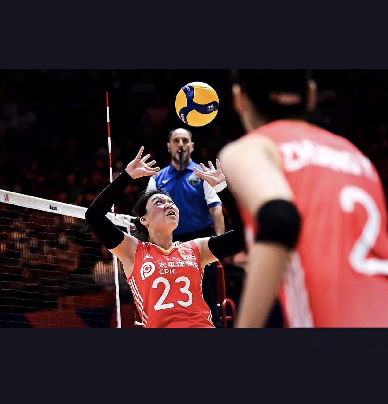 眼看对手逼近，球队团结拼搏迎击挑战