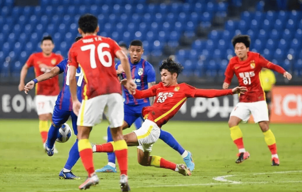 关于中场核心因伤缺席多场比赛，球队实力受损的信息