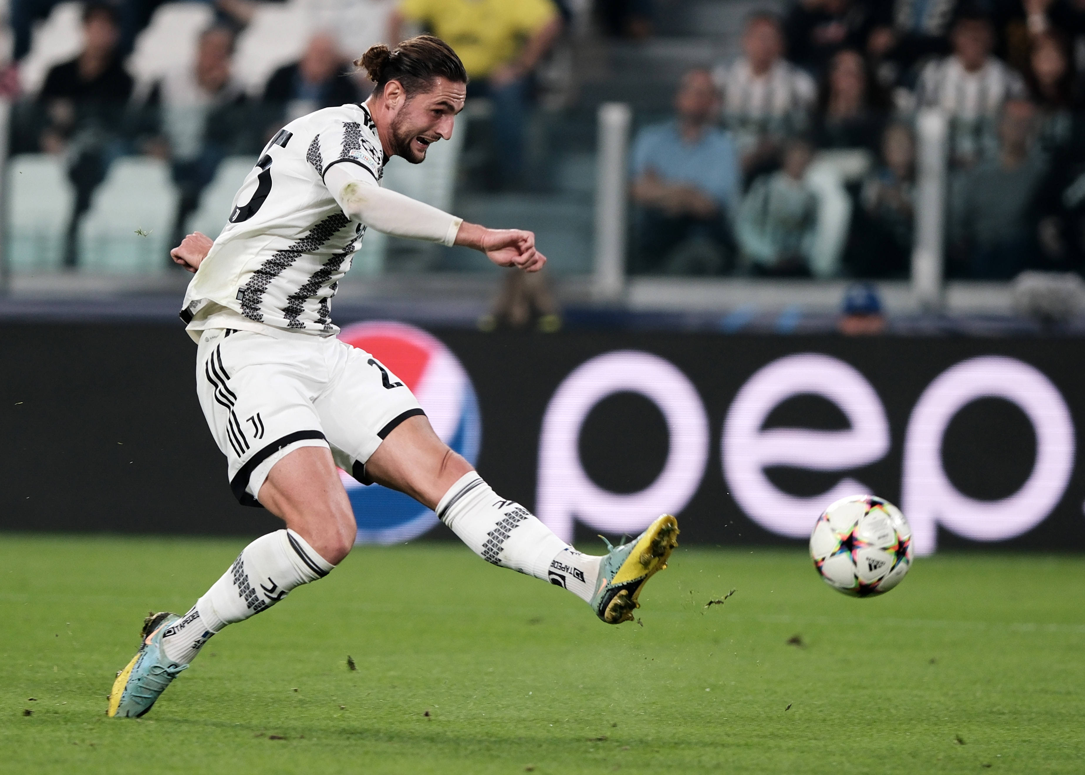 关于中场核心因伤缺席多场比赛，球队实力受损的信息