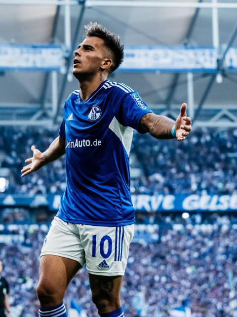 包含沙尔克04客场大胜，摆脱德甲降级区的词条