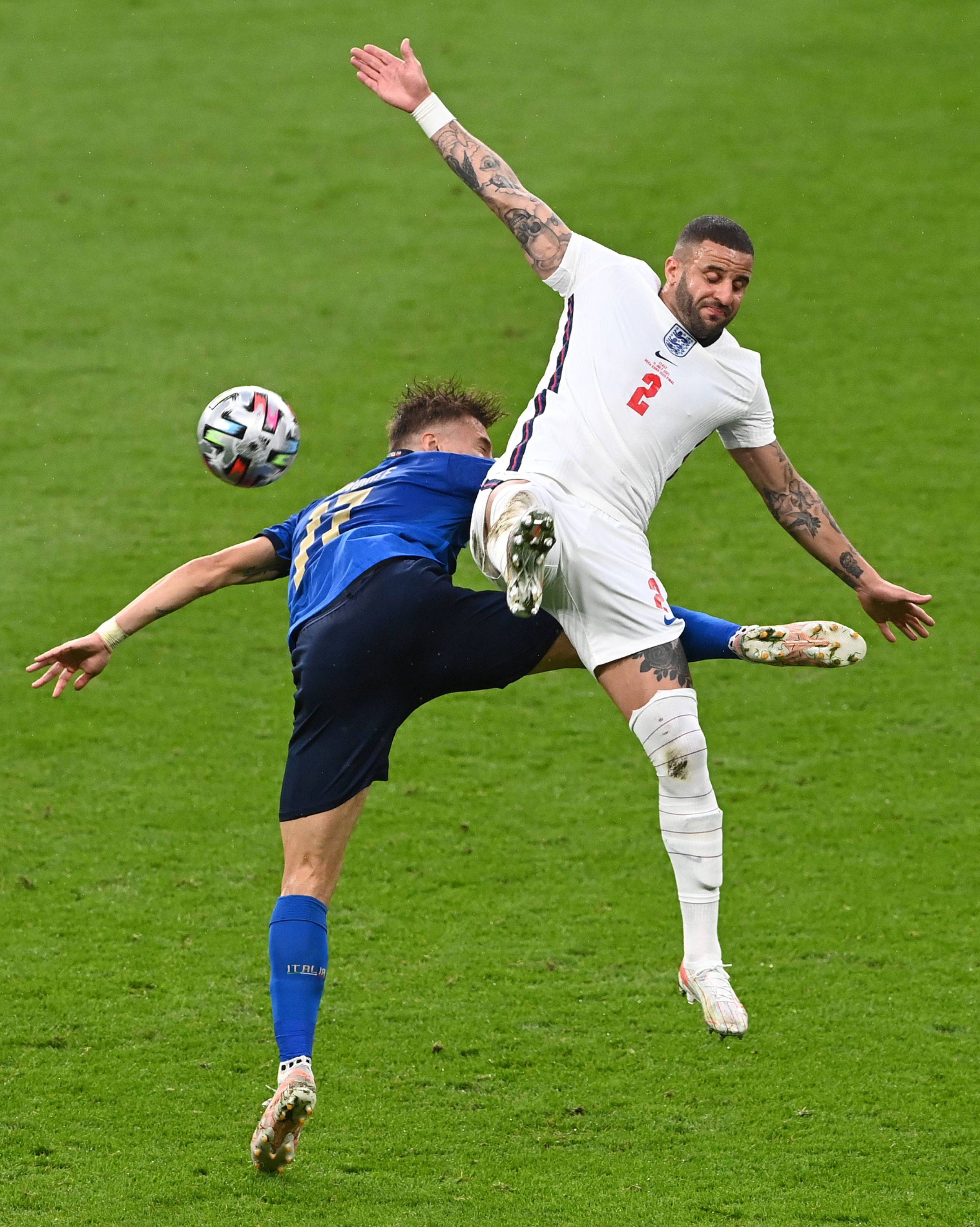 包含紧张刺激的足球赛场，胜负难料的词条