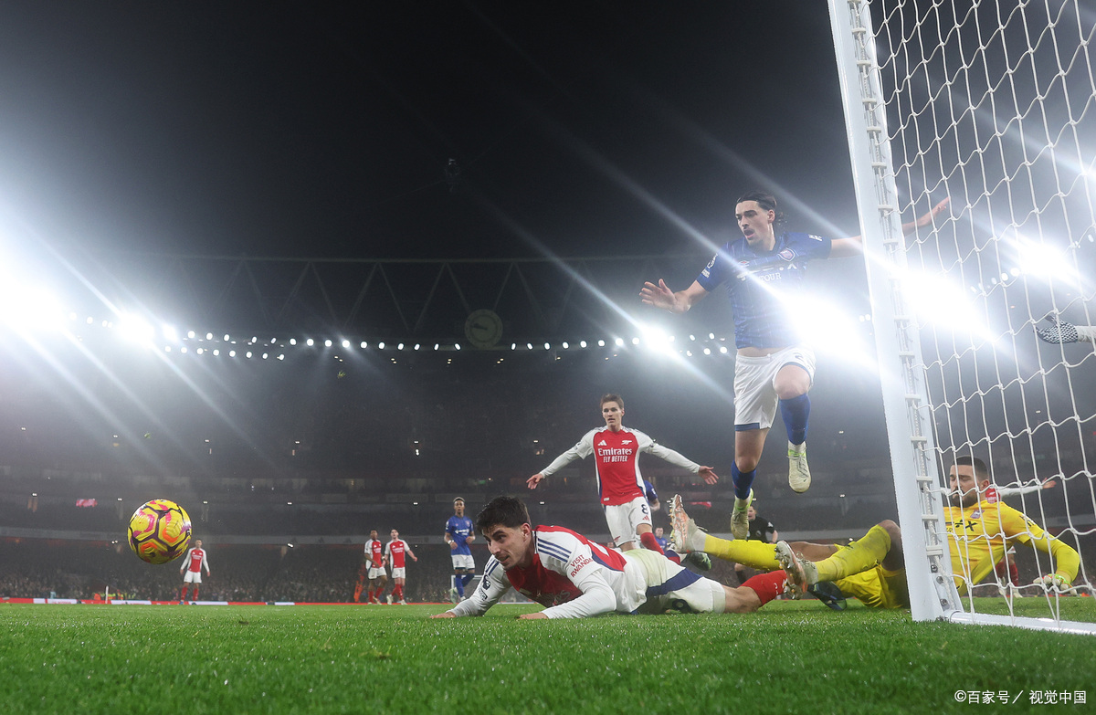 包含紧张刺激的足球赛场，胜负难料的词条