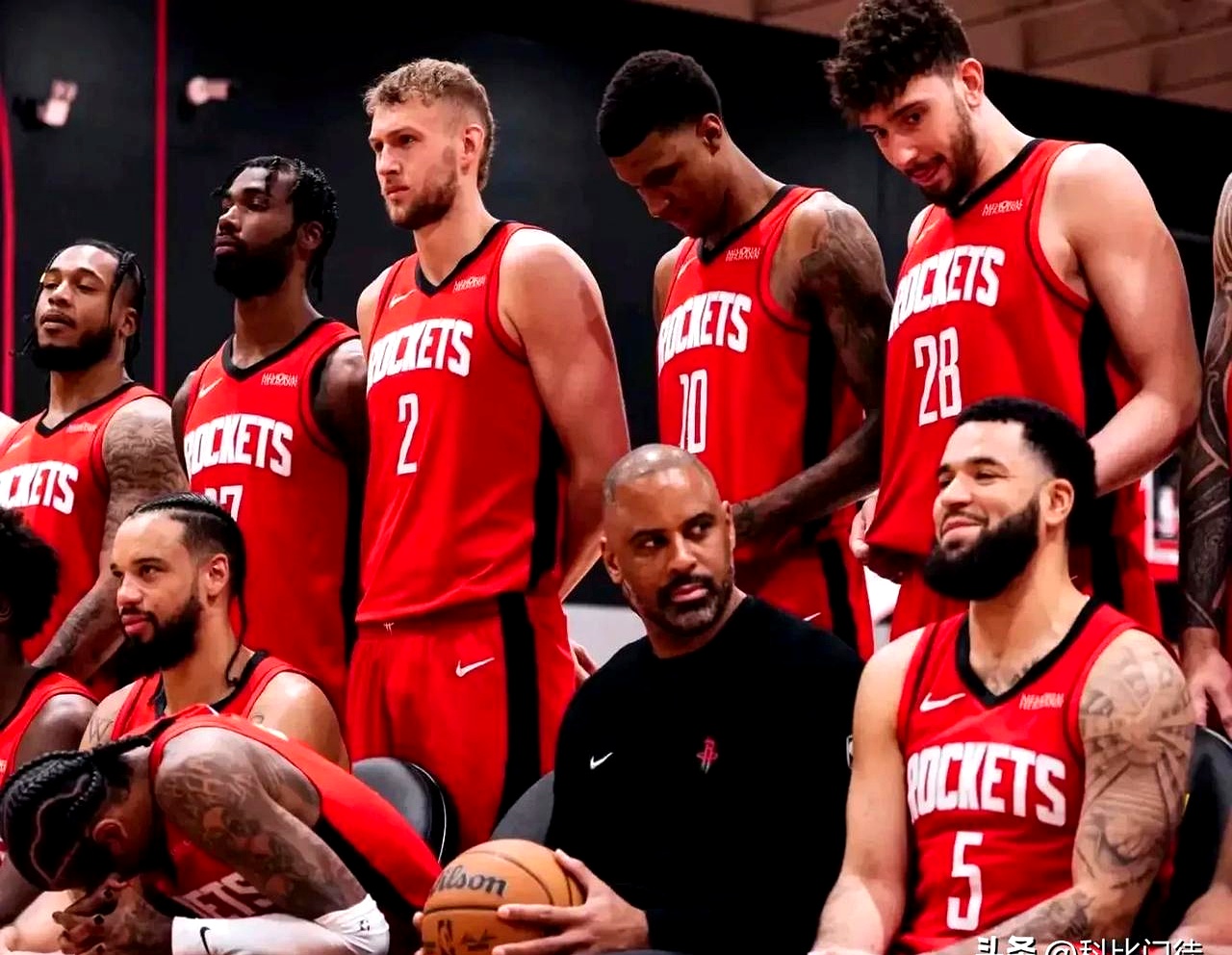 经典比赛场面再现，球星们逆袭勇拼的简单介绍