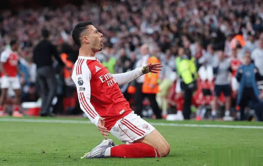 足坛上演惊险比赛，胜负悬念引人入胜的简单介绍