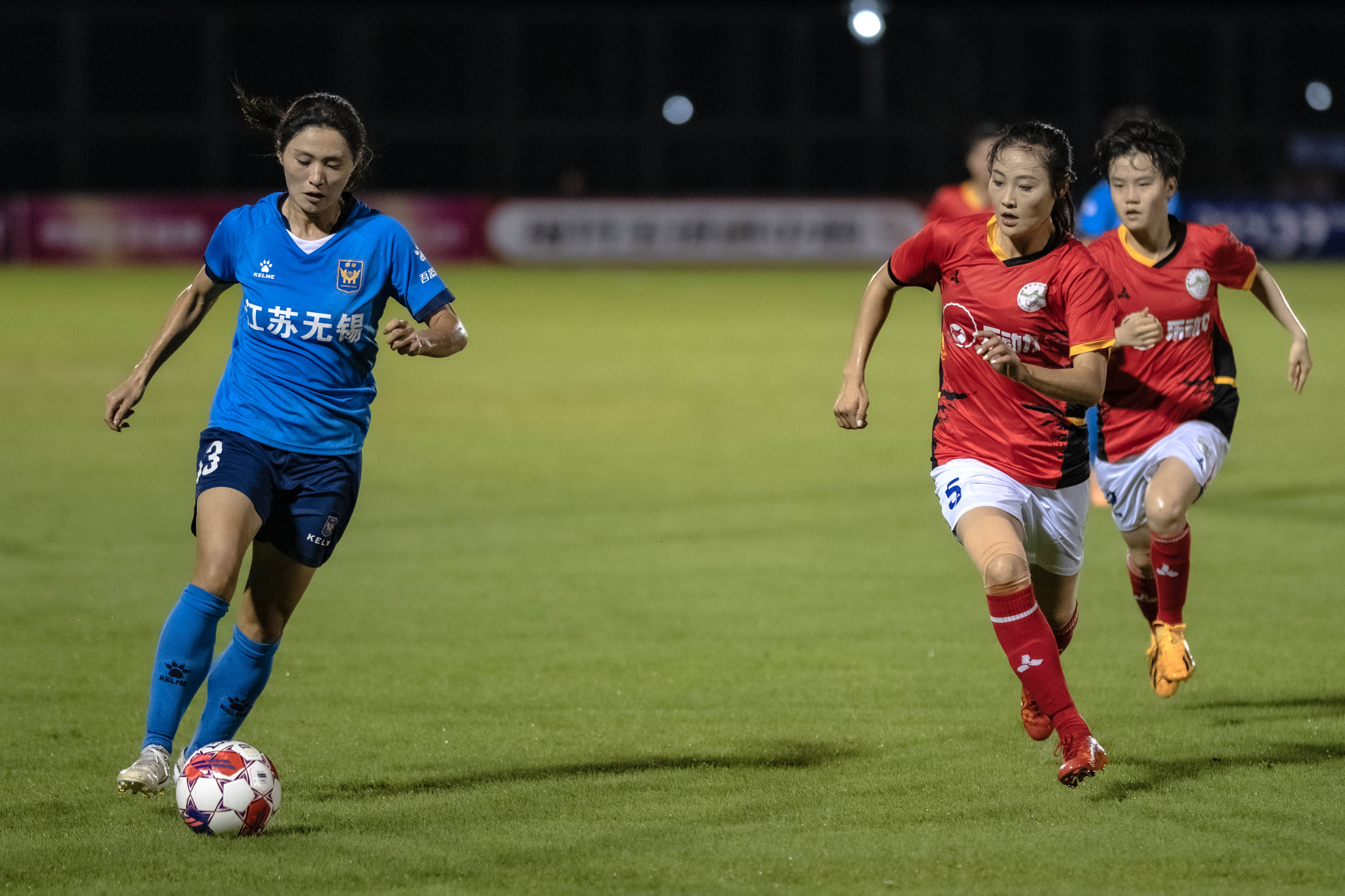 新赛季女足比赛燃情继续，球队积极备战的简单介绍