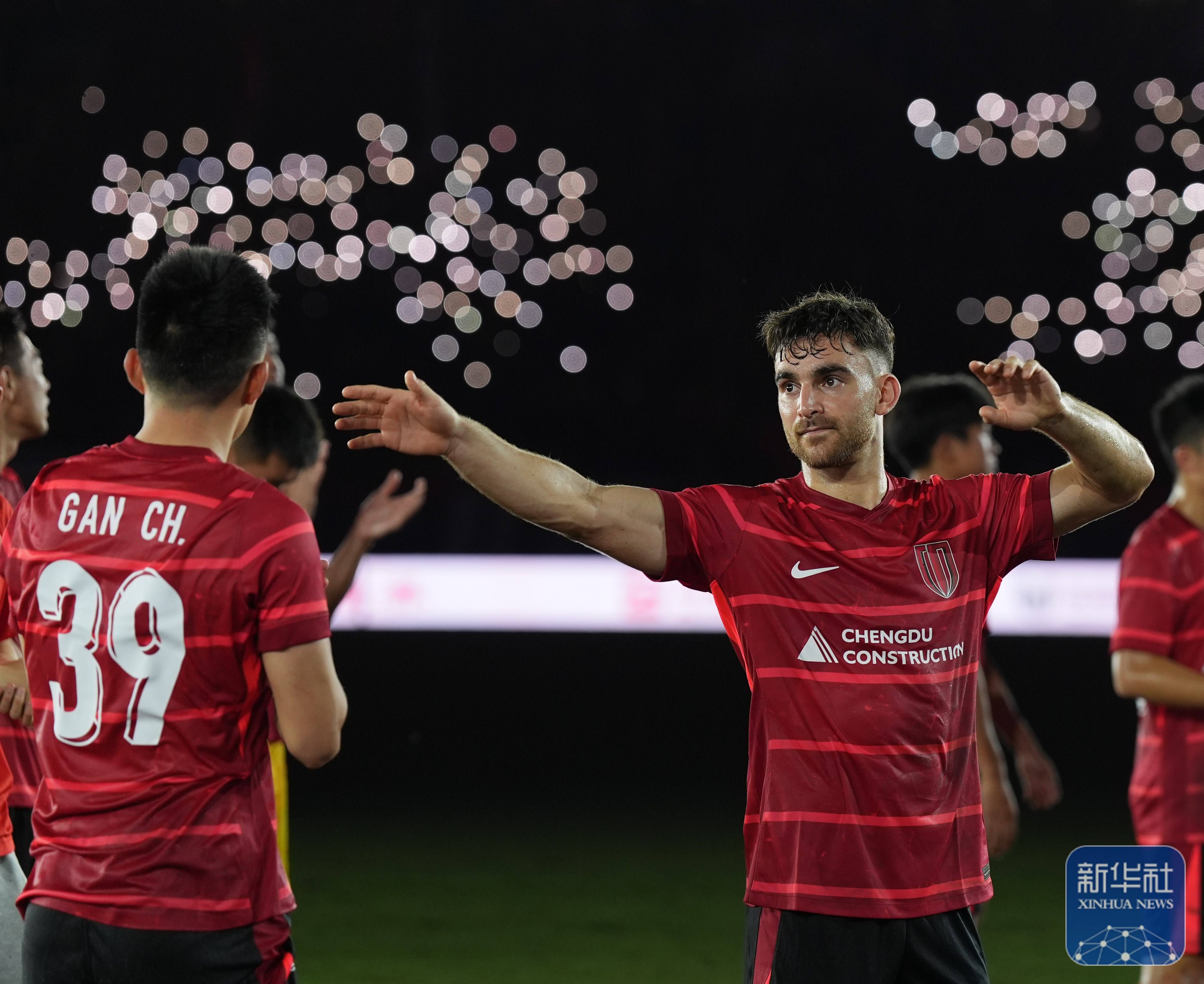 关于曼城轻松斩获，小组出线希望倍增的信息