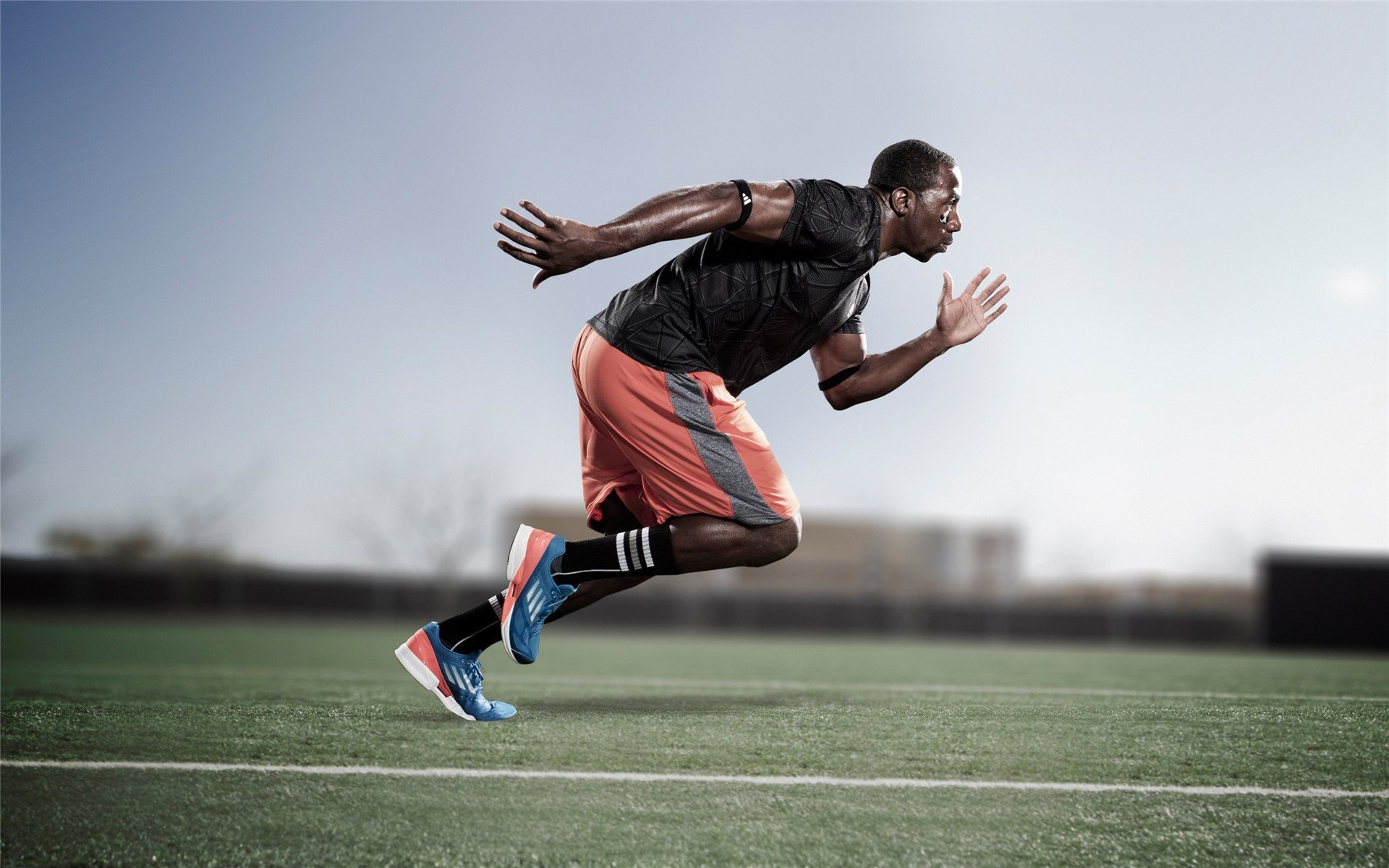 赛道上的逆袭，红牛二队鏖战梅赛德斯，塞恩斯统治全场