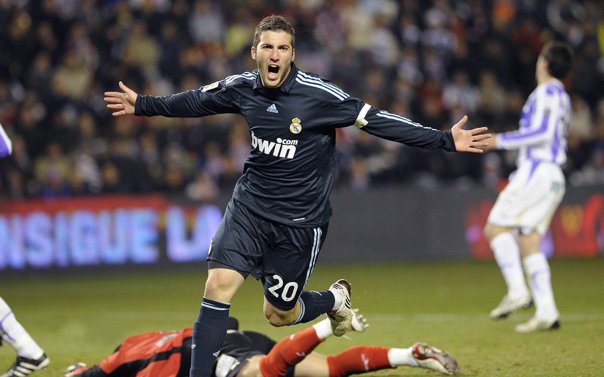 北欧神话的独白，当伊布的倒勾撕裂马赛，瑞典足球在时间深处刻下永恒